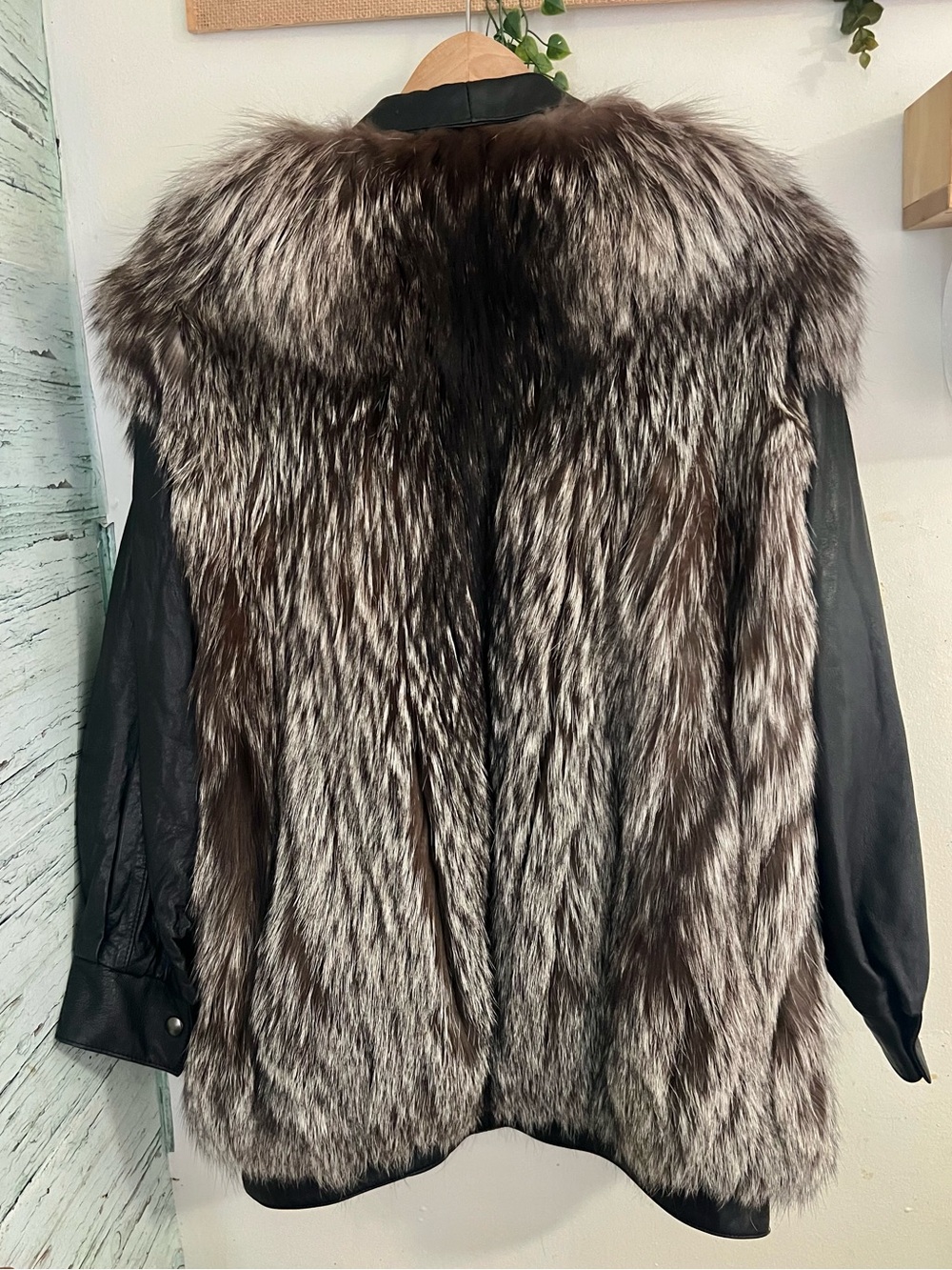 Saga Fox Fur Coat Vintage/ Leather Sleeves/ Canada/ Clean/ Like New - Picture 5 of 14